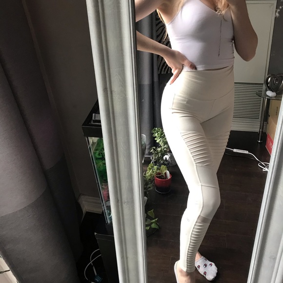 ALO YOGA Moto leggings in cream - Picture 6 of 9